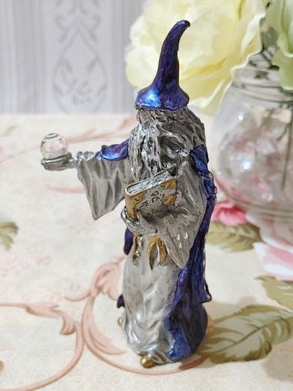 魔法使いのフィギュア 青と銀