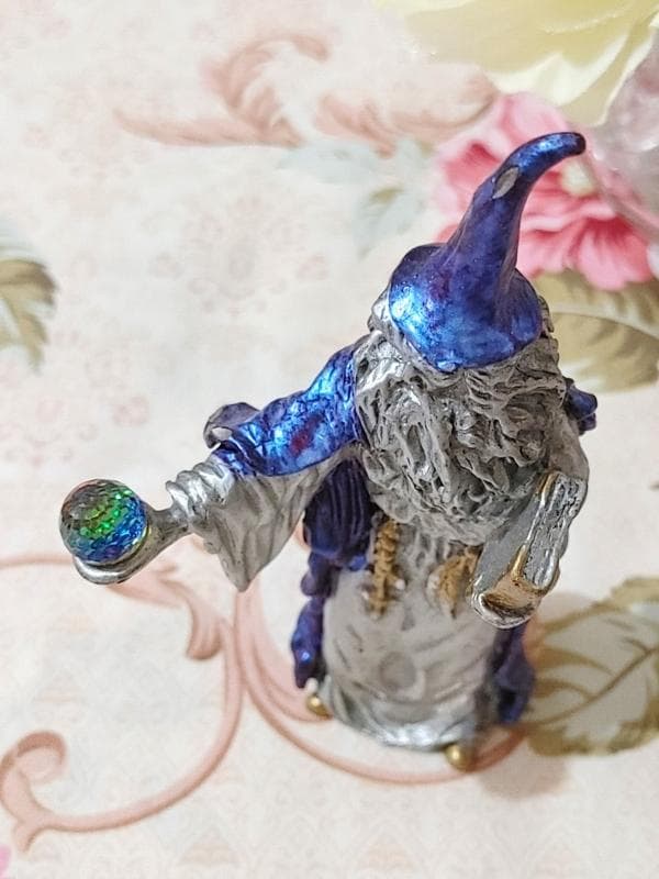 魔法使いのフィギュア 青と銀