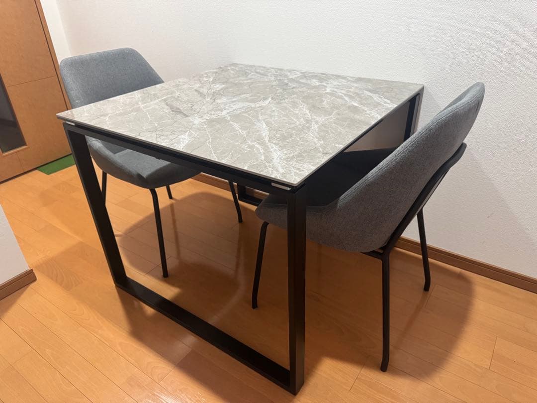 セラミックダイニングテーブルとファブリックの椅子2脚（tomoko）