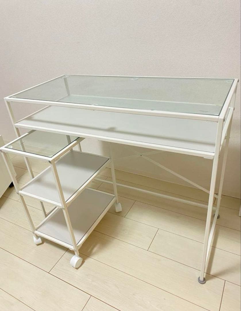 ガラステーブルと椅子