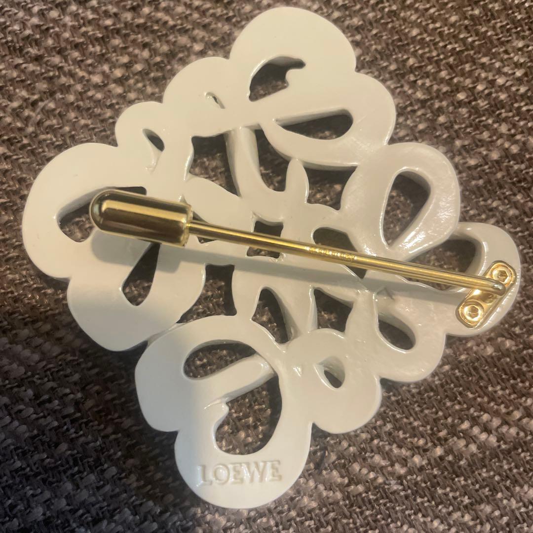 超レア！LOEWE マフラーブローチ　美品　ホワイト　白
