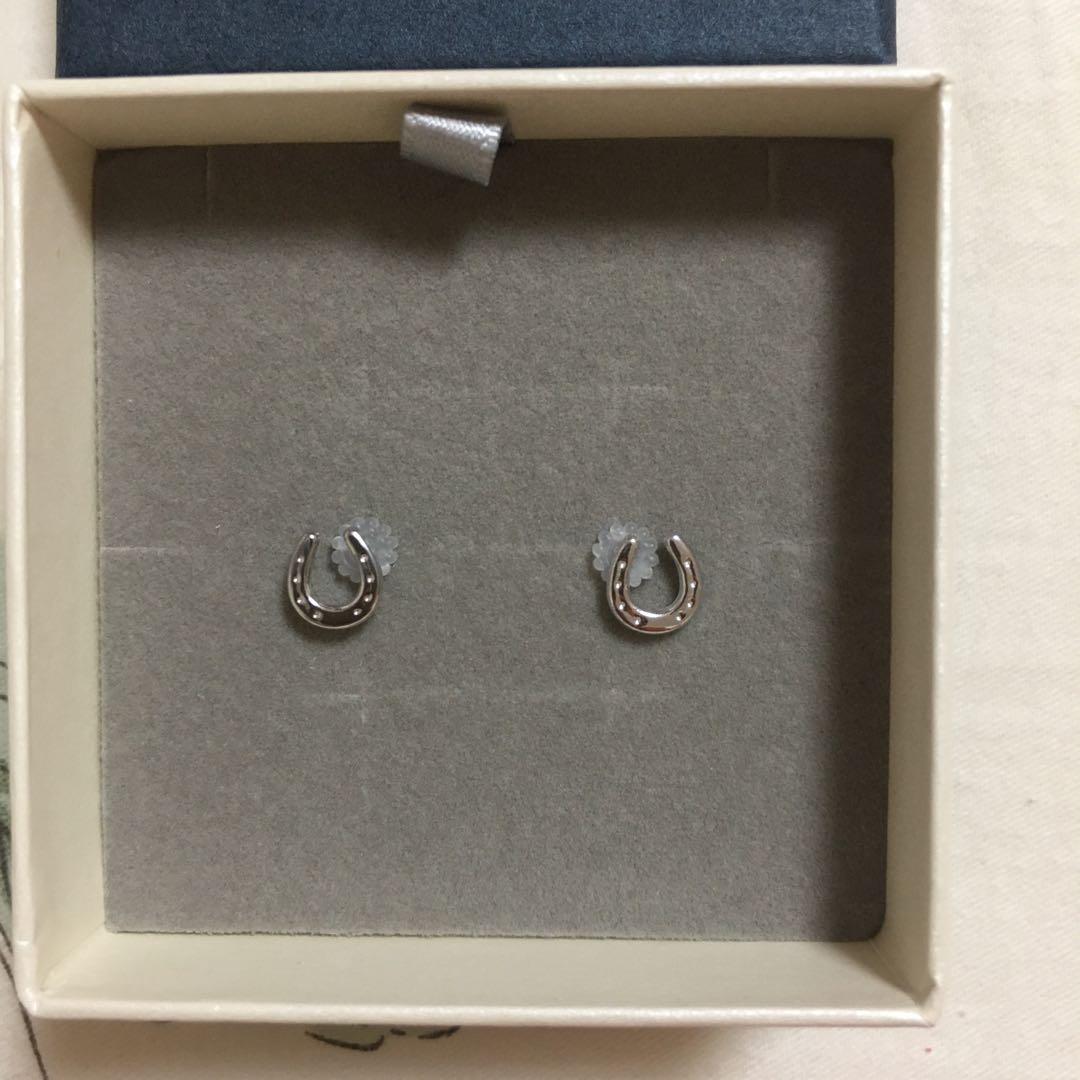 ツツミ ホースシューモチーフ　プラチナピアス新品