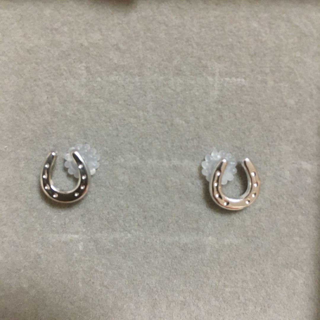 ツツミ ホースシューモチーフ　プラチナピアス新品