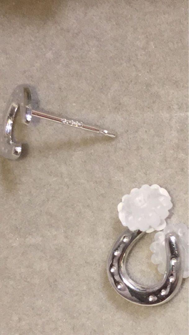 ツツミ ホースシューモチーフ　プラチナピアス新品