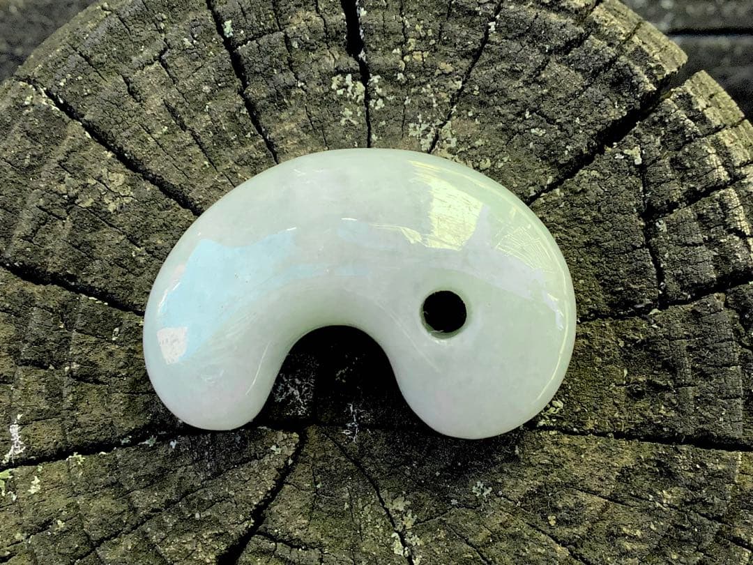 ✳アイスジェイド*淡緑色　１個お身近に　糸魚川翡翠ジェダイト勾玉 極上品　鑑別付