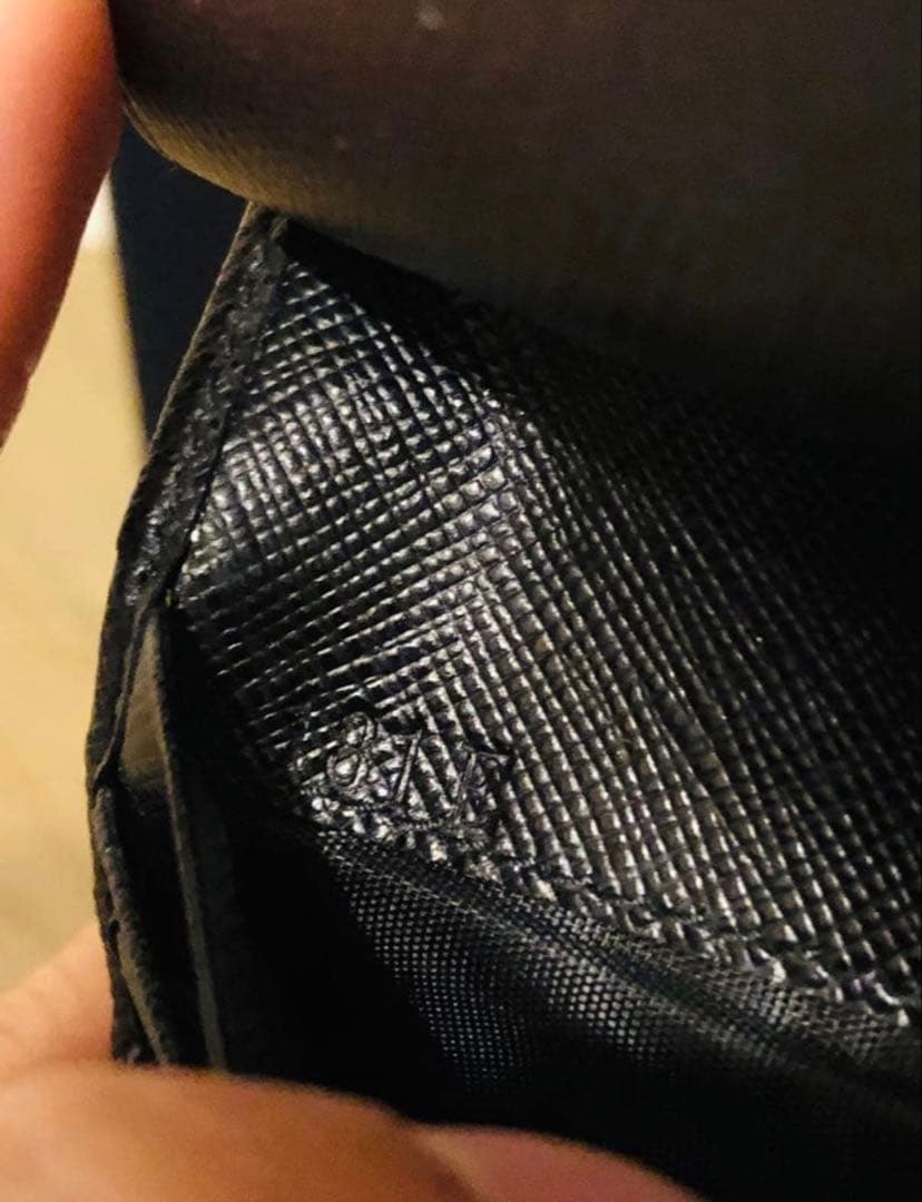 美品 PRADA サフィアーノレザー 二つ折り財布 (RFID搭載)