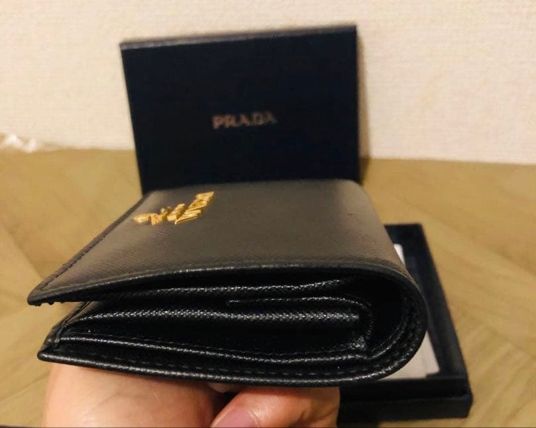 美品 PRADA サフィアーノレザー 二つ折り財布 (RFID搭載)