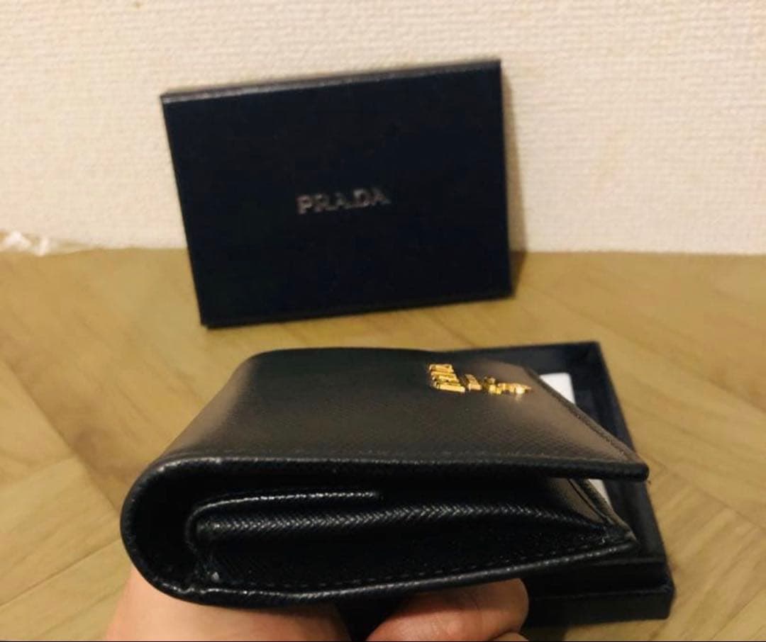 美品 PRADA サフィアーノレザー 二つ折り財布 (RFID搭載)