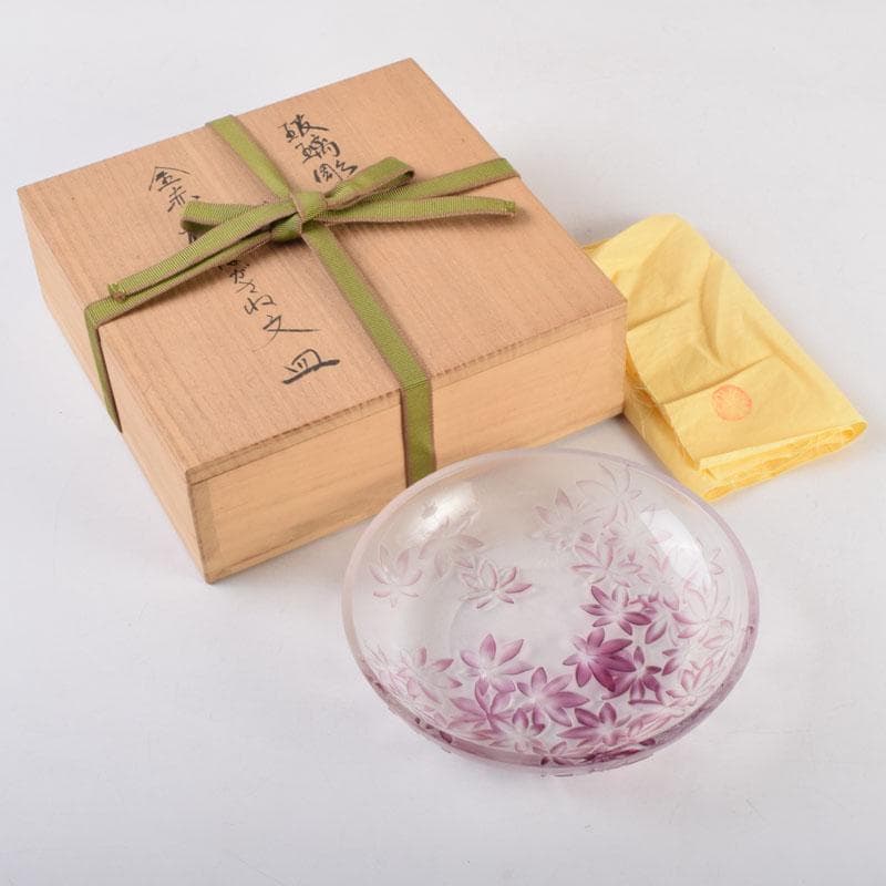 ガラス工芸　荒木良忠作　玻璃彫刻　金赤楓はがさね文皿　共布共箱　C　9197