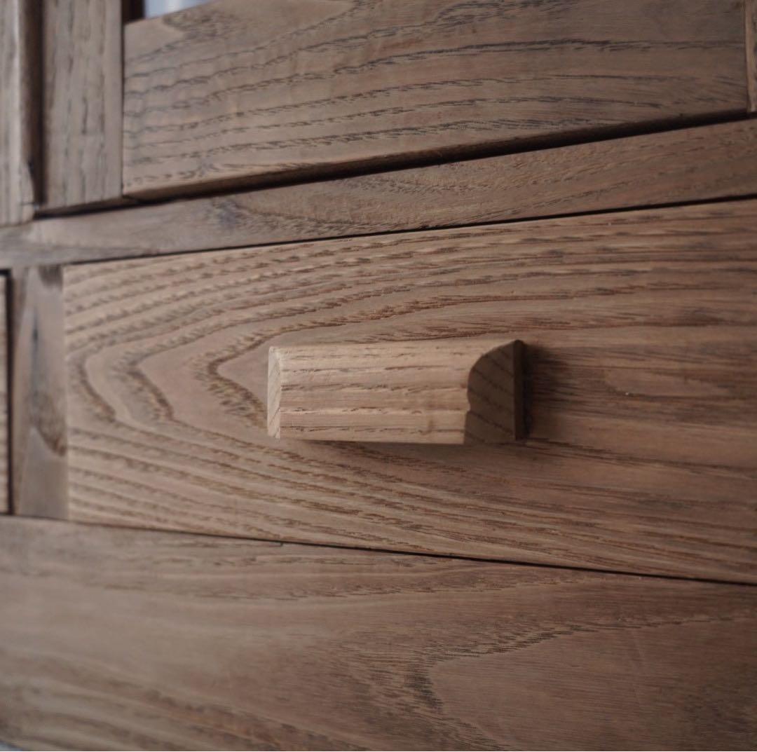 古い開き戸のキャビネット