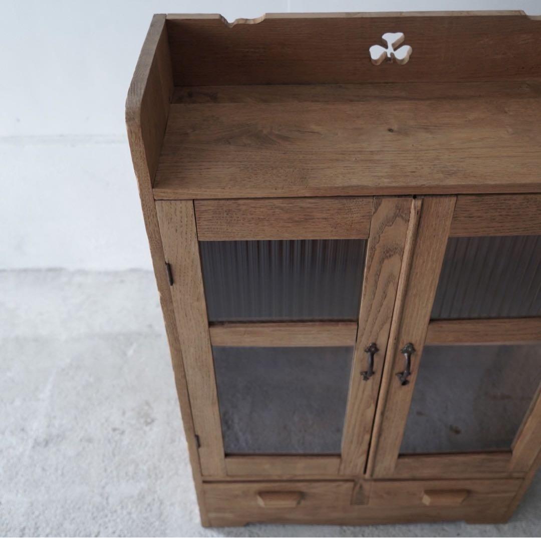 古い開き戸のキャビネット