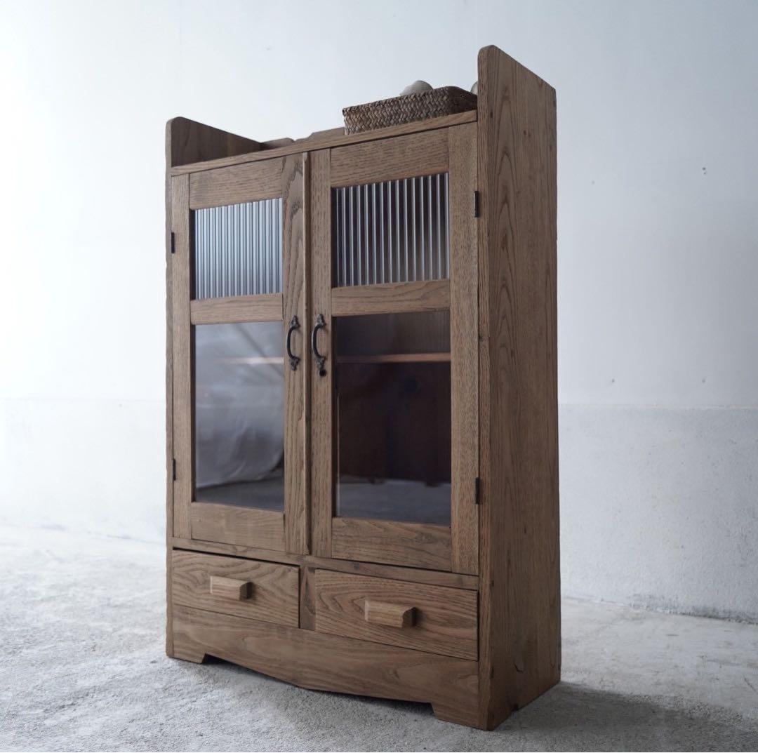 古い開き戸のキャビネット