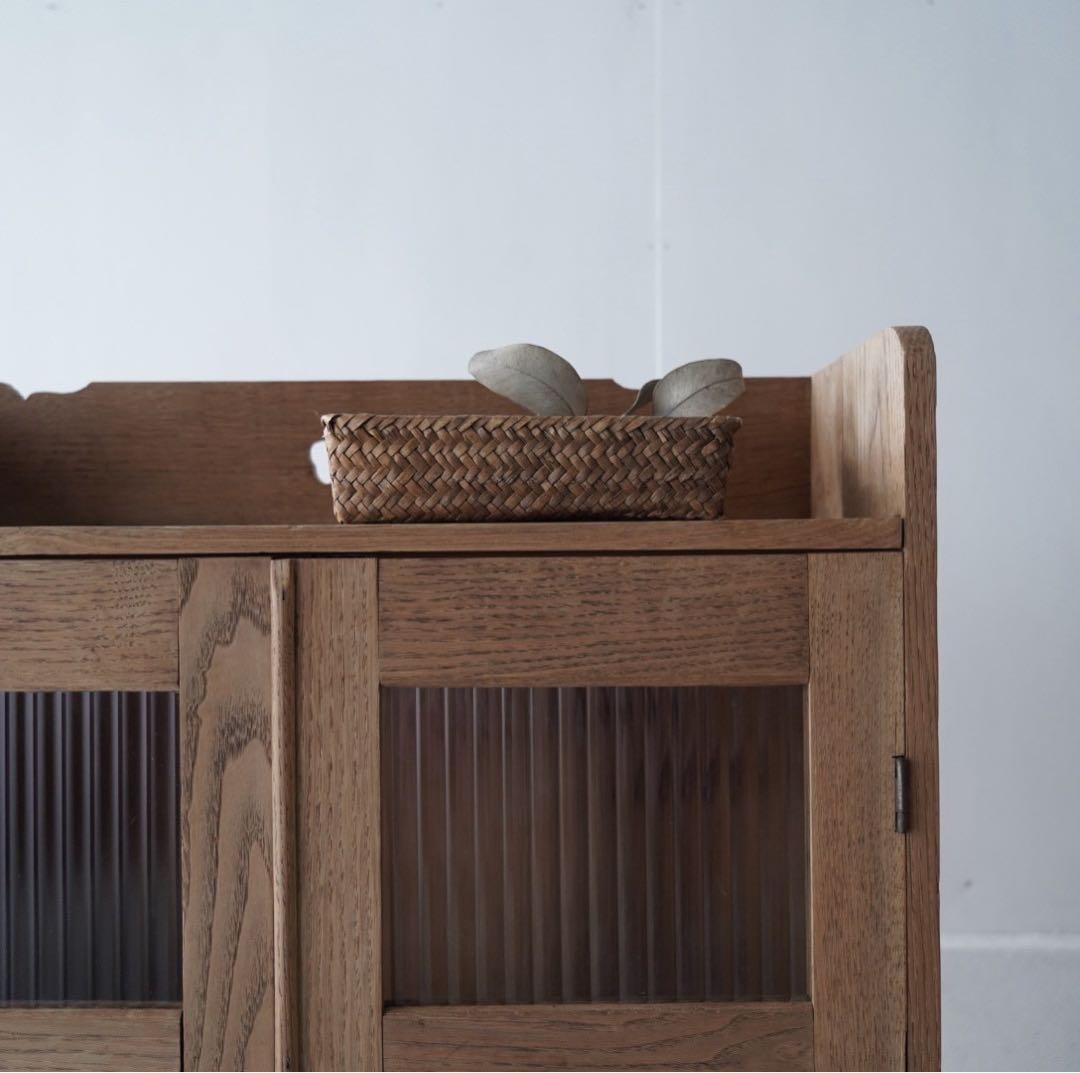 古い開き戸のキャビネット