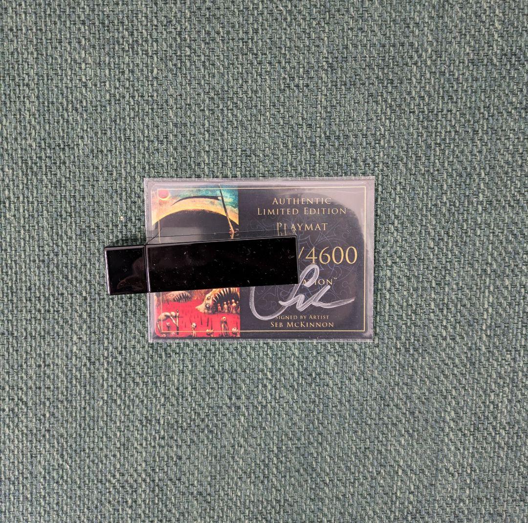 【サイン入り】MTG 滅び プレイマット Seb McKinnonシリアル有り