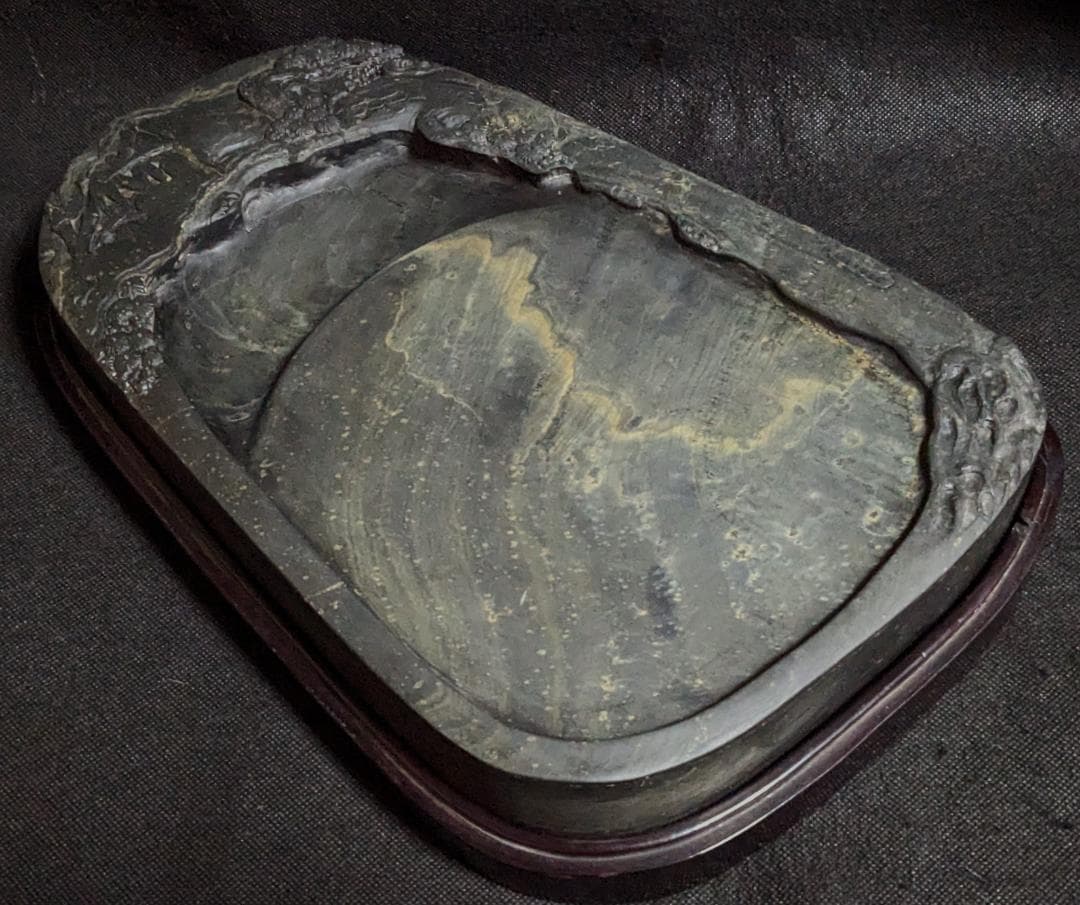 【歙州硯　松竹文特大楕硯】◆金暈金星・水波紋の美石◆12.7吋◆唐木塗箱◆龍尾山