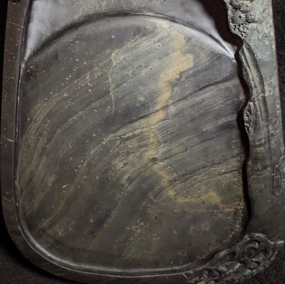 【歙州硯　松竹文特大楕硯】◆金暈金星・水波紋の美石◆12.7吋◆唐木塗箱◆龍尾山