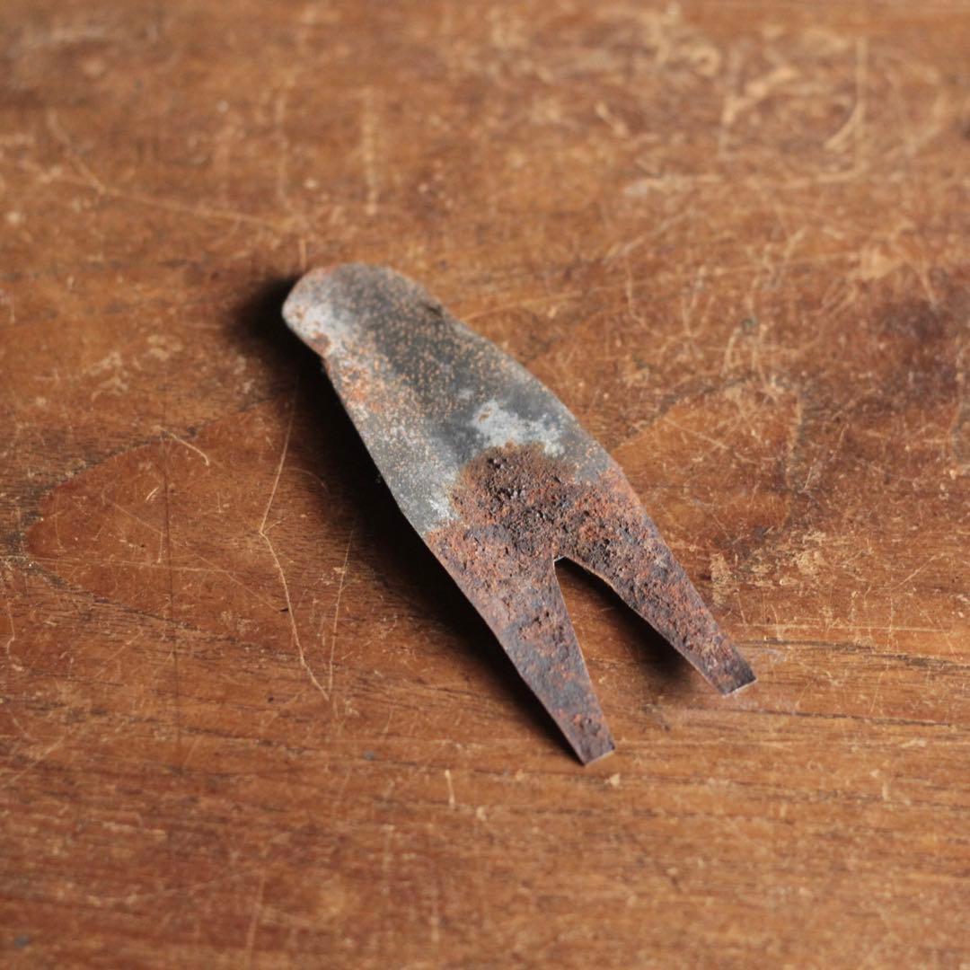 ヒトガタ 錆びた 金属 オブジェ 呪物？