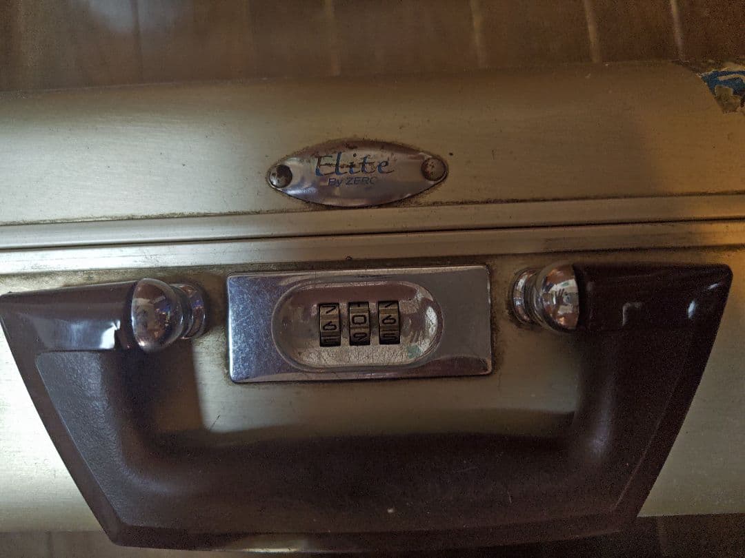 ゴールドアタッシュケース