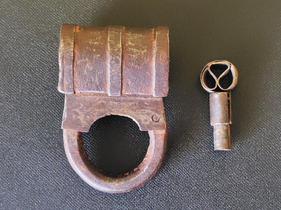 時代物 ねじ式 錠前 鍵付き / 古錠 回し鍵 南京錠 からくり錠風 蔵 骨董