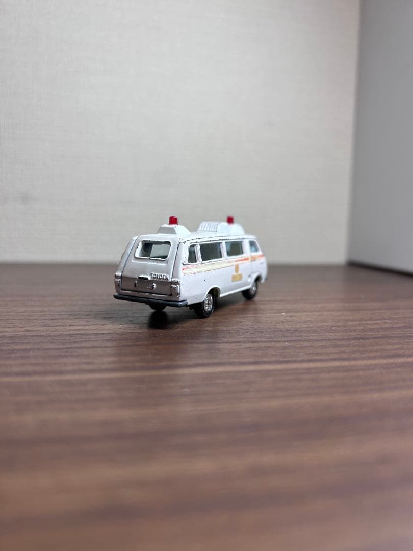 日本製トミカ黒箱No.57 トヨタハイエースコミューター救急車 当時物