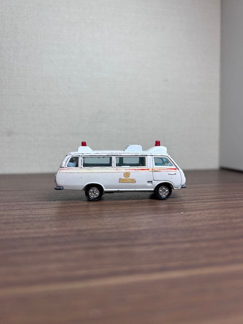 日本製トミカ黒箱No.57 トヨタハイエースコミューター救急車 当時物