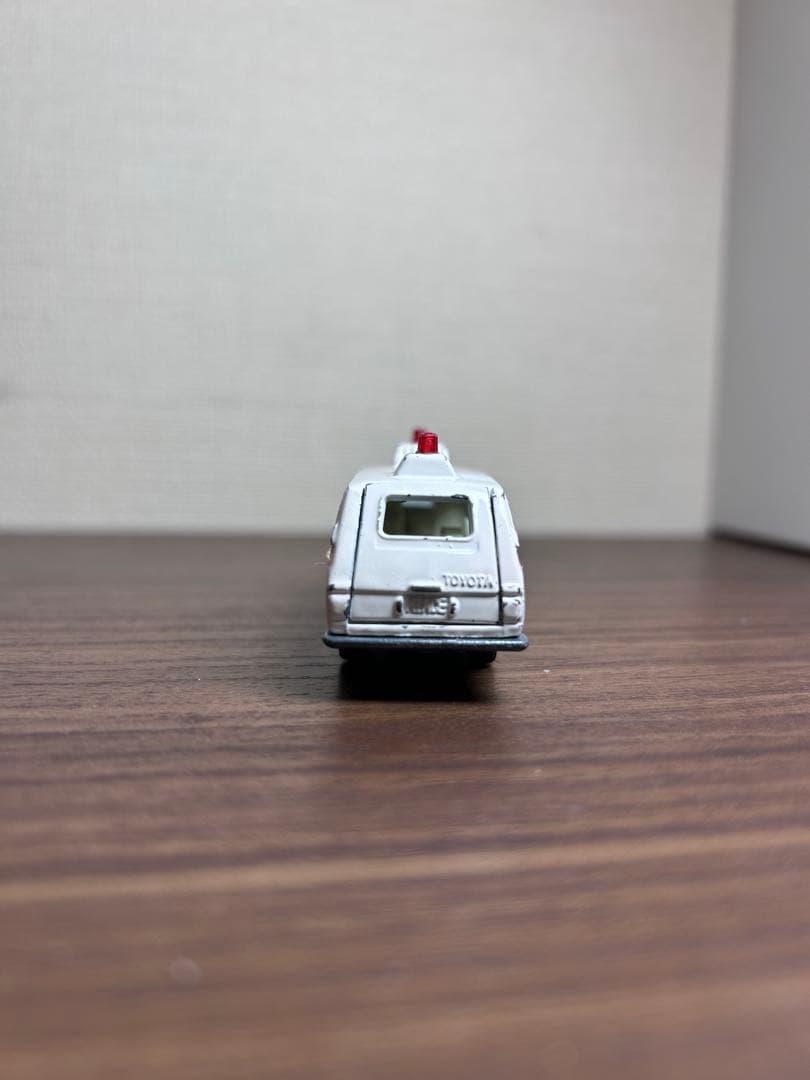 日本製トミカ黒箱No.57 トヨタハイエースコミューター救急車 当時物