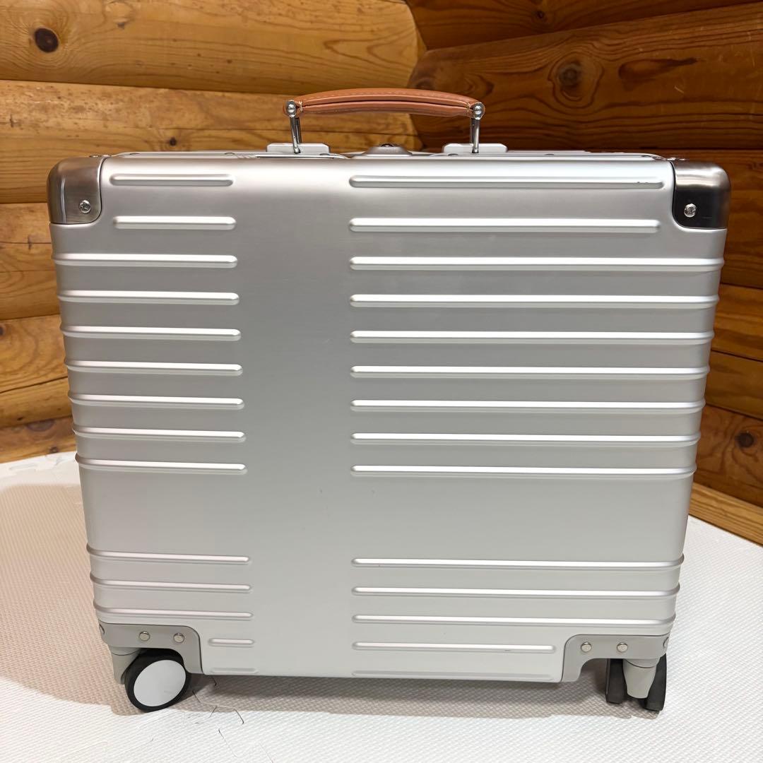 【美品】innovator アルミスーツケース スターリングシルバー 42L