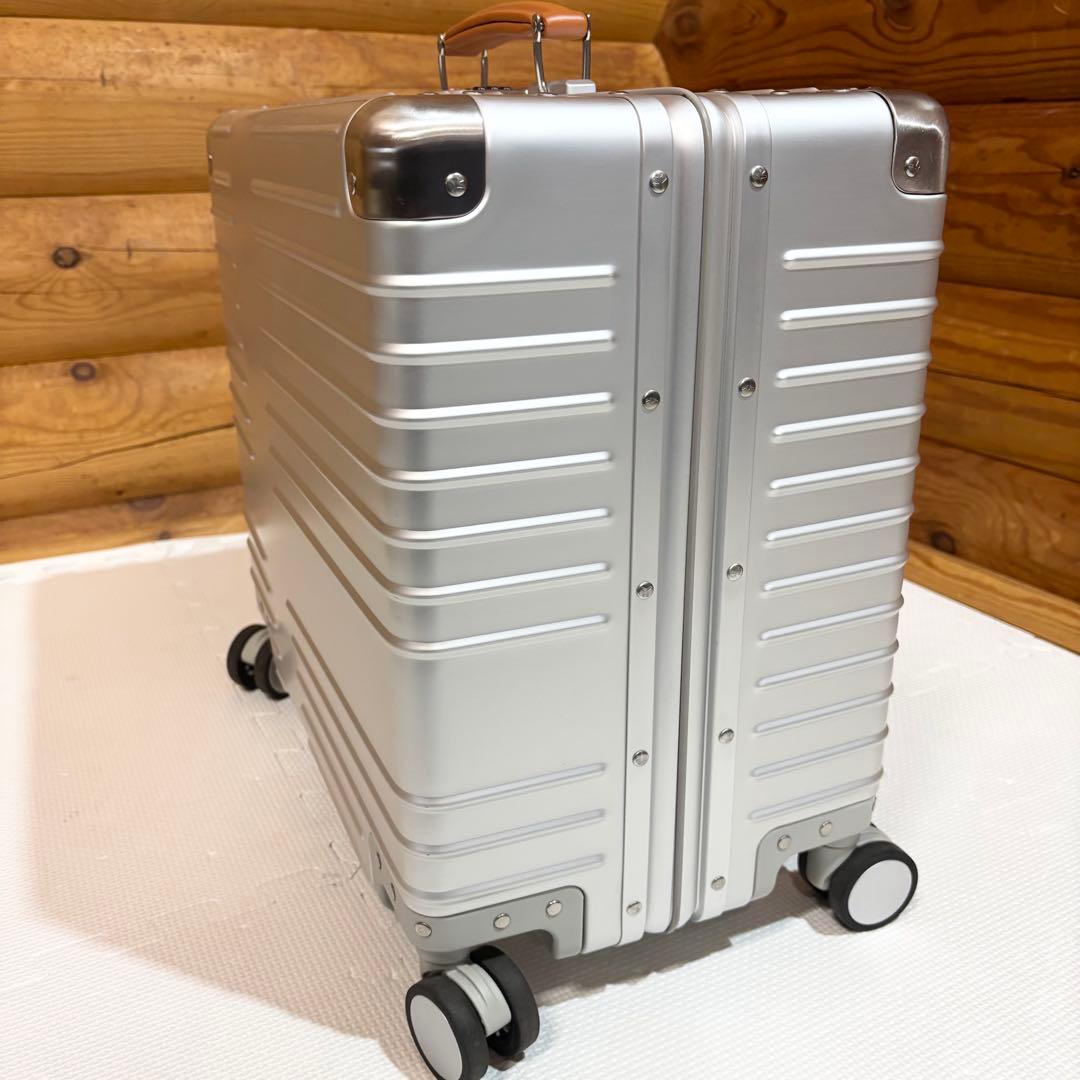 【美品】innovator アルミスーツケース スターリングシルバー 42L