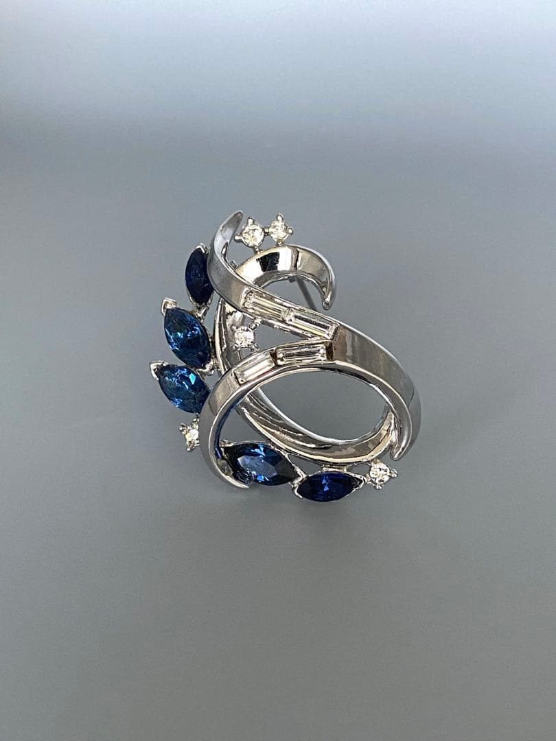 lotuscloud 2524⭐️TRIFARI トリファリヴィンテージブローチ