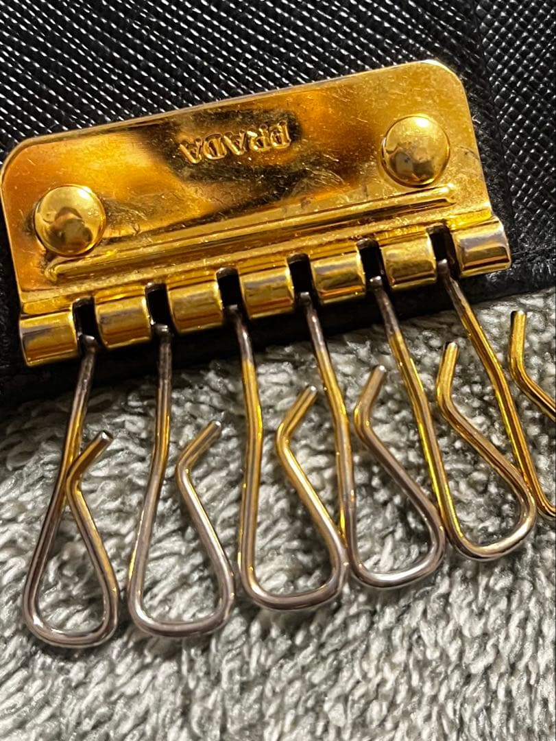 PRADA ブラック キーケース サフィアーノレザー