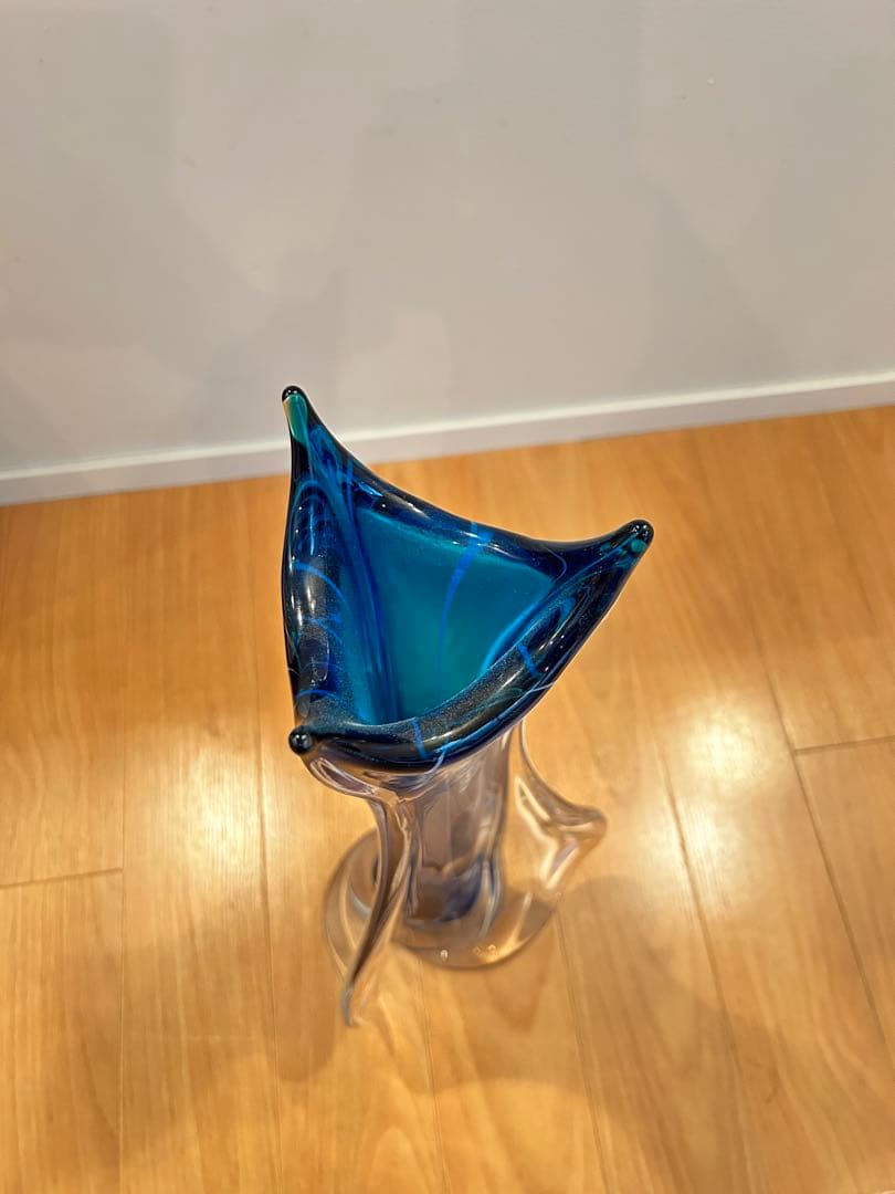 オーダーメイド 青いガラス 花瓶 流線型デザイン