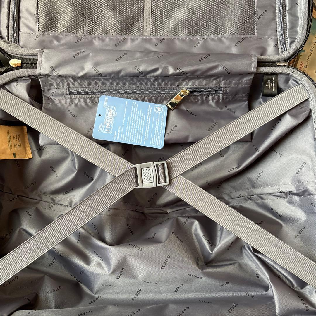 C*g様 新品 GUESS キャリーケース 黒 ロゴ柄 24時間以内発送！