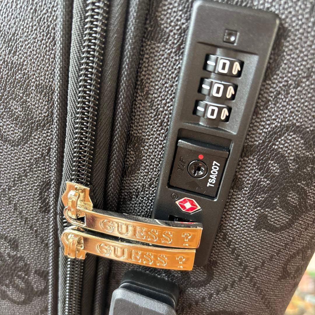 C*g様 新品 GUESS キャリーケース 黒 ロゴ柄 24時間以内発送！