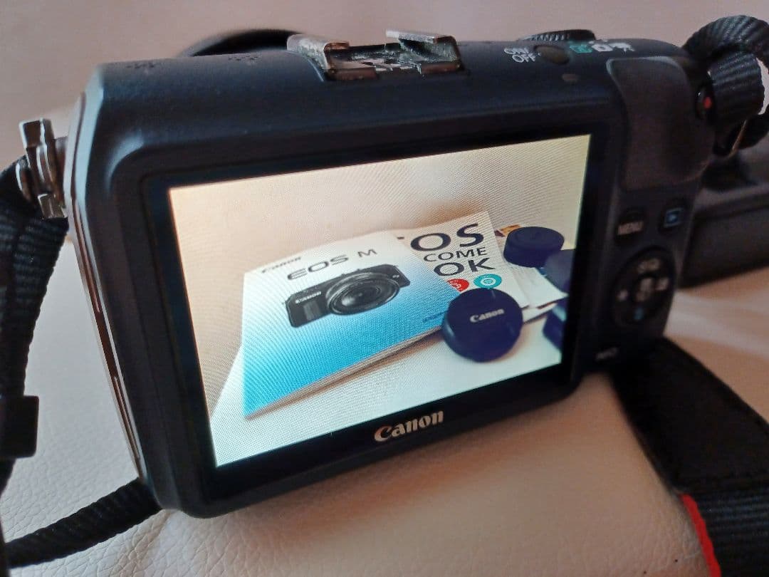 Canon EOS M ミラーレス一眼 カメラ　(ジャンク)