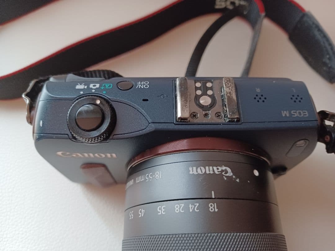 Canon EOS M ミラーレス一眼 カメラ　(ジャンク)