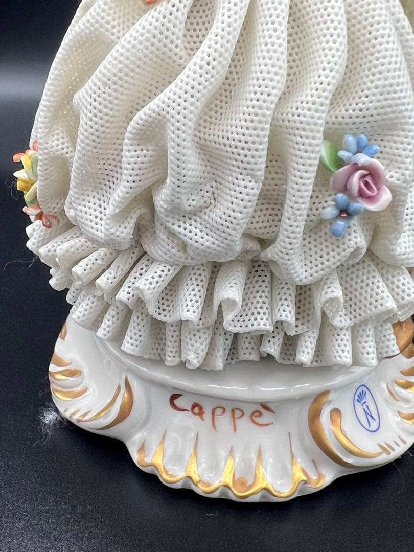 ハープを持つ女性の陶器像