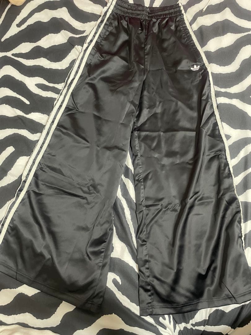 ADIDAS ORIGINALS サテン ワイドレッグパンツ