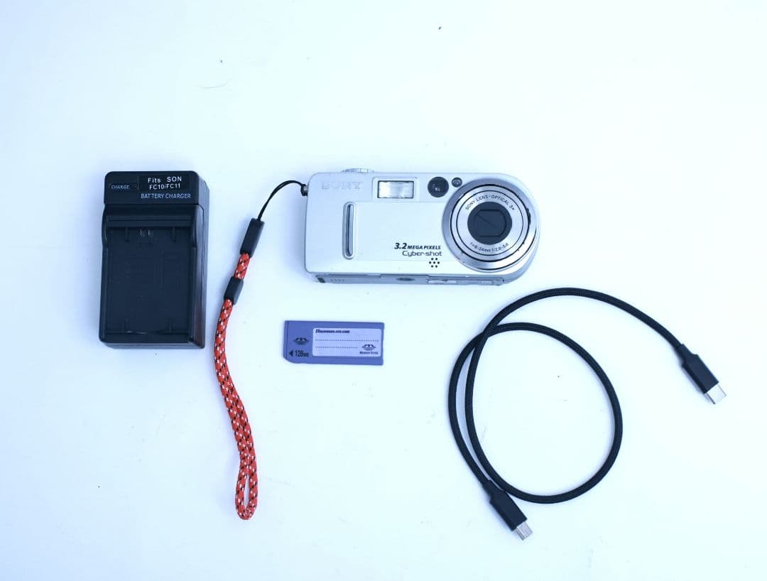 スマホ転送可 SONY P7 デジタルカメラ メモリー電池付き コンデジ