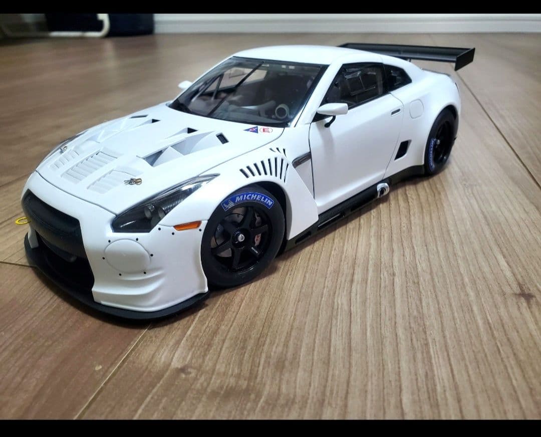 1/18 日産 GT-R FIA GT1 '10 (マット・ホワイト)