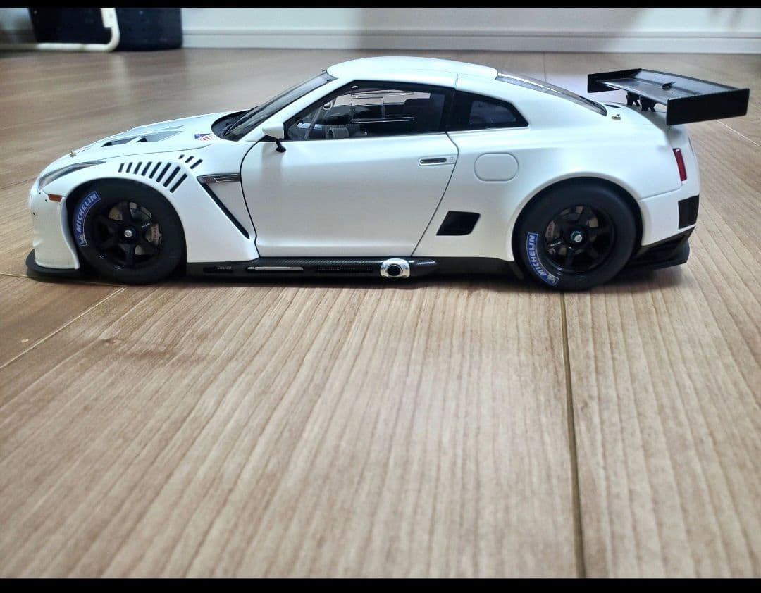 1/18 日産 GT-R FIA GT1 '10 (マット・ホワイト)