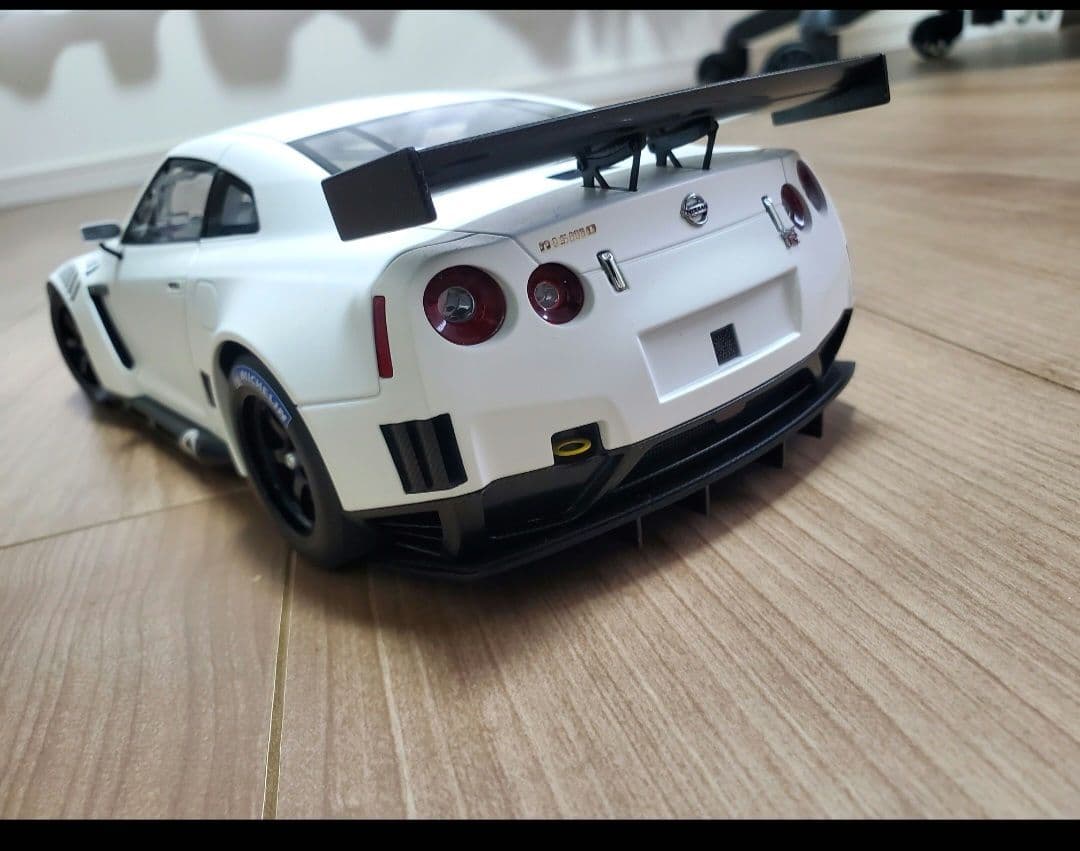 1/18 日産 GT-R FIA GT1 '10 (マット・ホワイト)