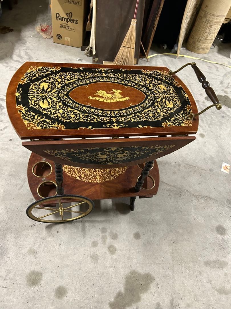 装飾的な木製サービングカート