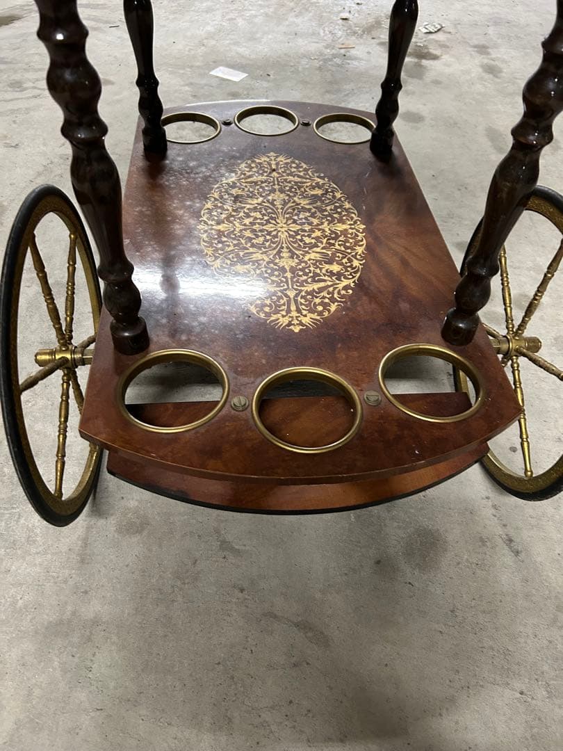 装飾的な木製サービングカート