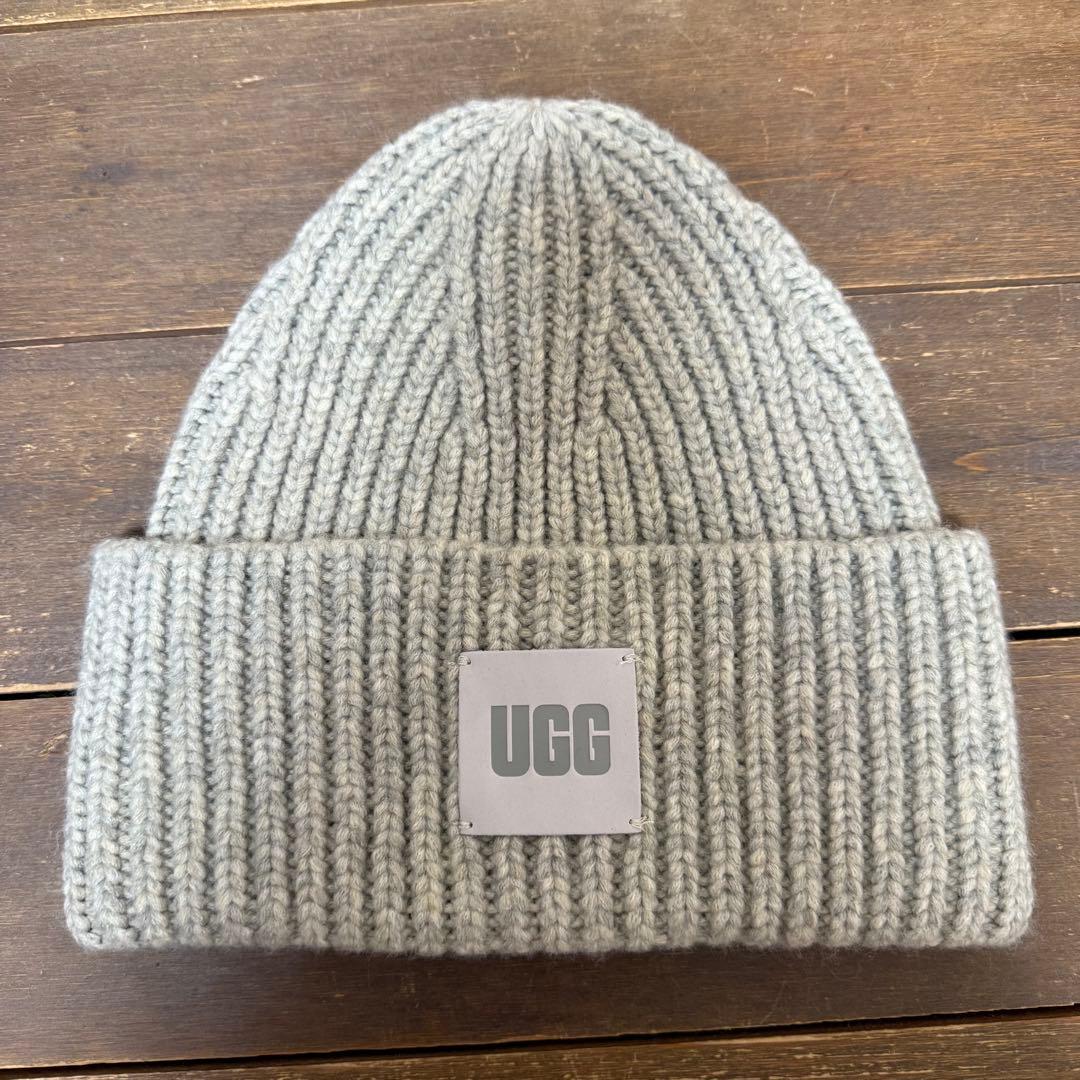 UGG ニット帽 ビーニー ホワイト グレー アイボリー リブ レザーパッチ