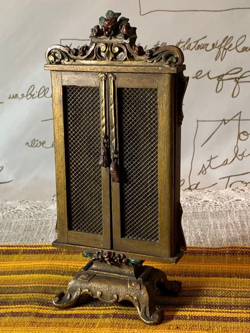 フランス製　アンティーク　レアな細かい細工の木製額立て！扉が開いて素敵です！