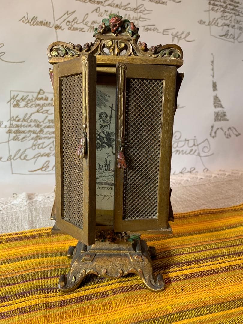 フランス製　アンティーク　レアな細かい細工の木製額立て！扉が開いて素敵です！