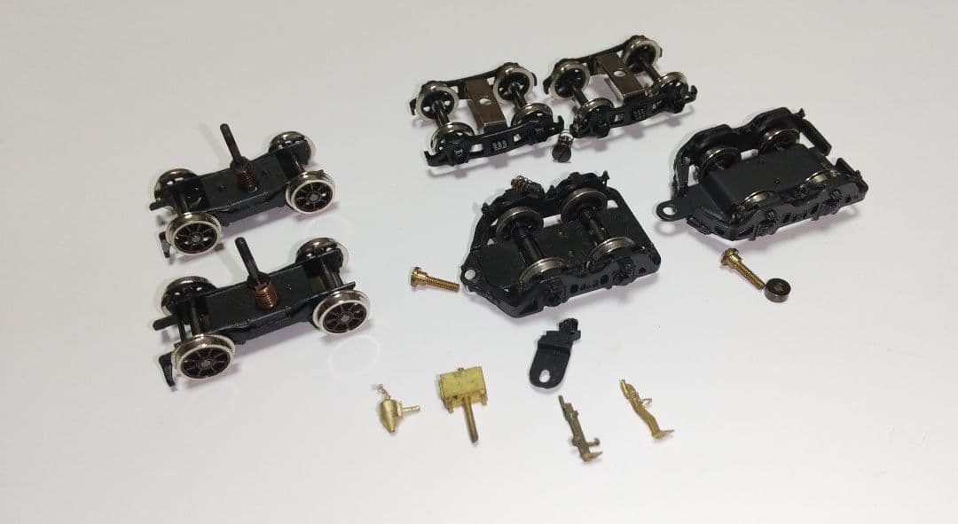 二軸先台車、 従台車 (各二種)、テンダー台車、他パーツ。HOゲージ。