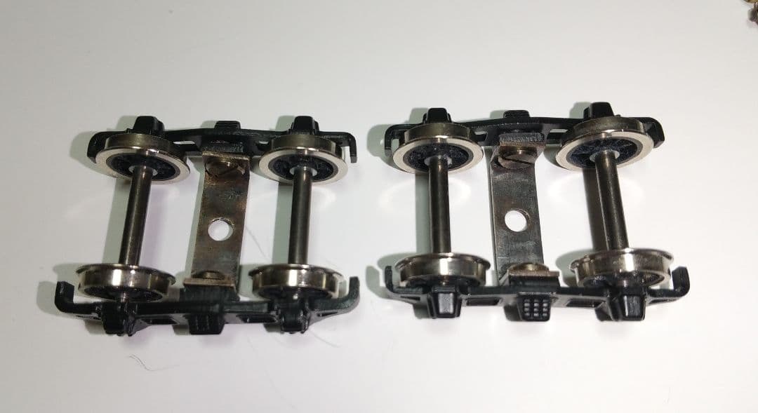 二軸先台車、 従台車 (各二種)、テンダー台車、他パーツ。HOゲージ。