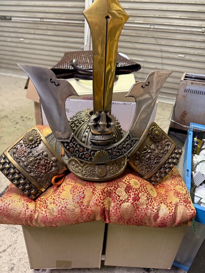 武士の兜　金色装飾の兜 菊花紋章入り　日本国皇室顎紐付き　赤いクッション付き