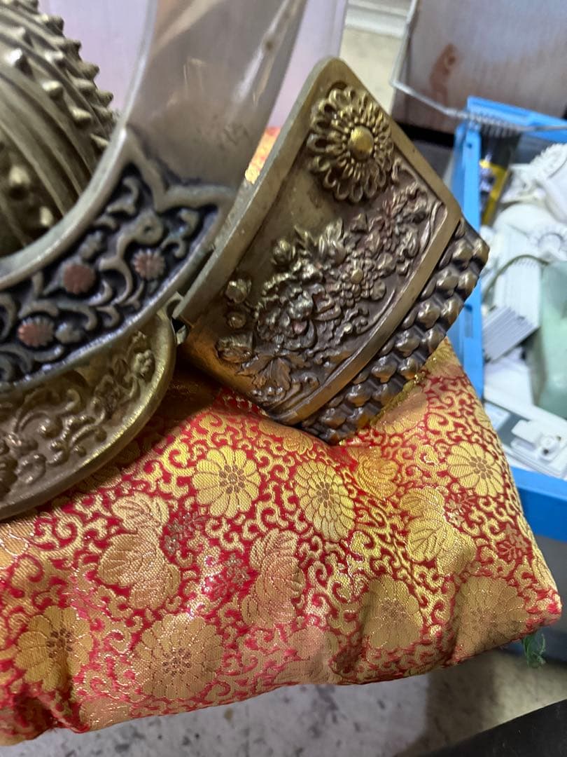 武士の兜　金色装飾の兜 菊花紋章入り　日本国皇室顎紐付き　赤いクッション付き